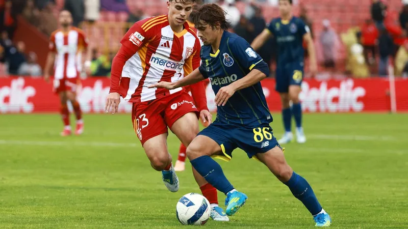 Roma pone su futbol en manos de Rodrigo Mora
