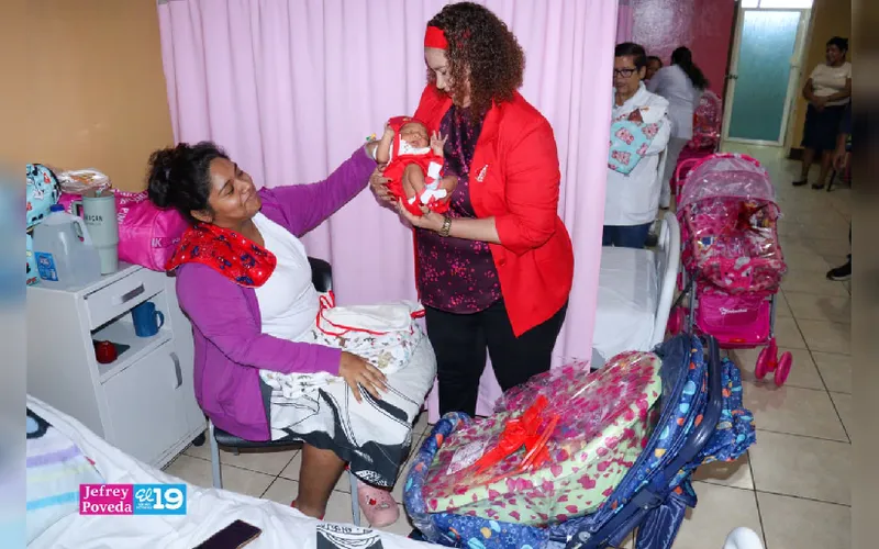 Alcaldía de Managua entrega obsequios a madres en el Hospital Alemán Nicaragüense