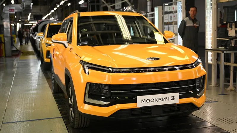 Rusia entrega decenas de automóviles Moskvich para la flota de taxis en La Habana
