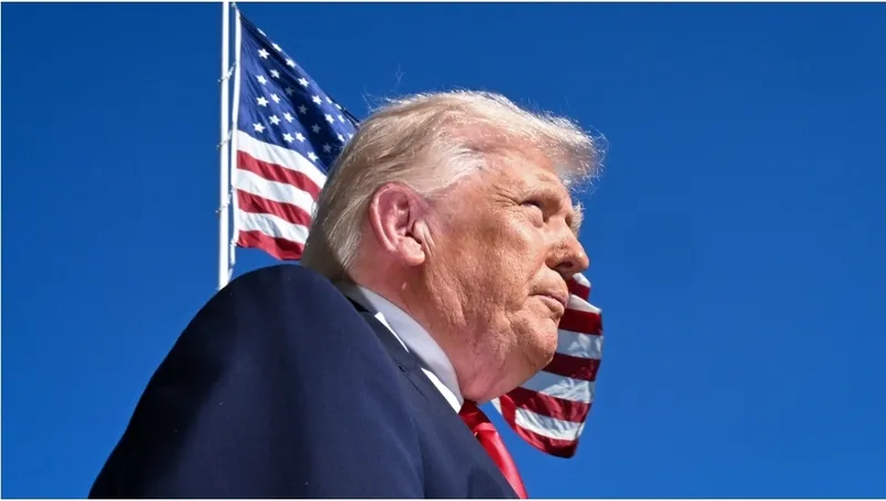 “Es corrupta o estúpida”: Trump abandona abruptamente entrevista tras tenso cruce con periodista