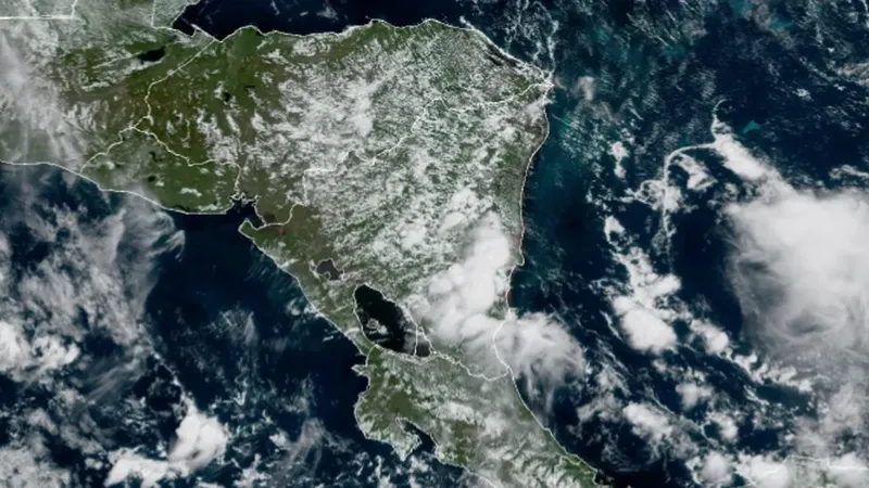 Dos ondas tropicales generarán lluvias en Nicaragua durante esta semana