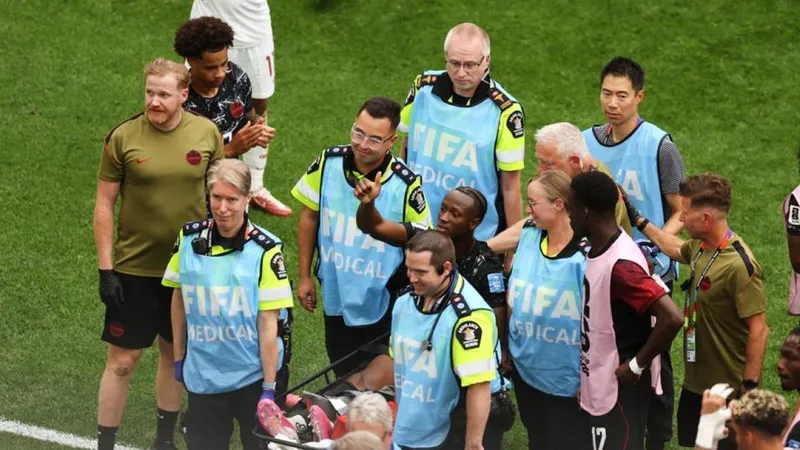 Lesión escalofriante en el Canada-Qatar: Koné se destroza la pierna