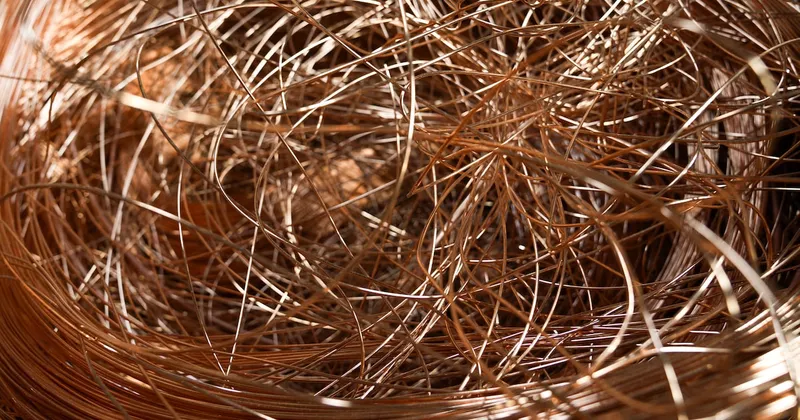 Cobre borra ganancias y cae 0,5% ante el repunte del petróleo y la fortaleza del dólar