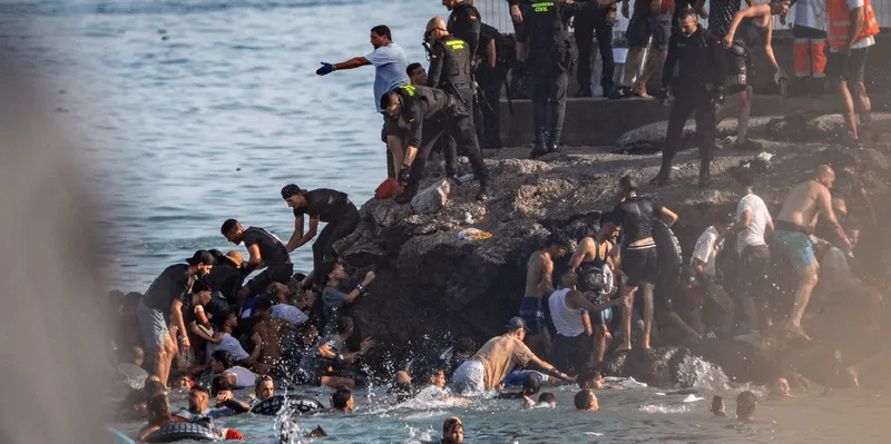 Nueva avalancha migratoria: cientos intentan cruzar a Ceuta desde Marruecos