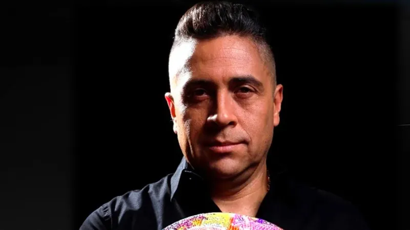 Brillo hecho arte: 'Mr. Bling' nos abre las puertas de su taller y nos revela cómo crea las lujosas obras de cristales que enamoran a los famosos
