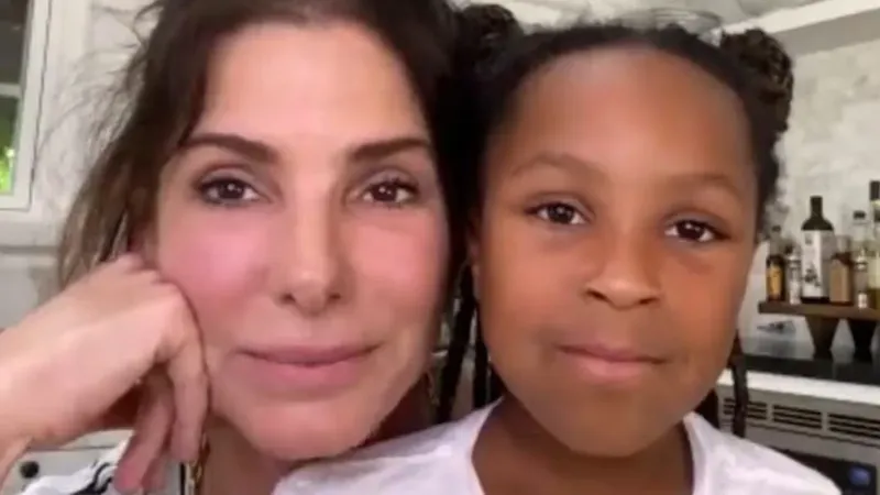 Sandra Bullock desvela qué le dijo su hija de 12 años para que volviera a salir con alguien tras la muerte de su marido: "solo si puede conseguir cosas"