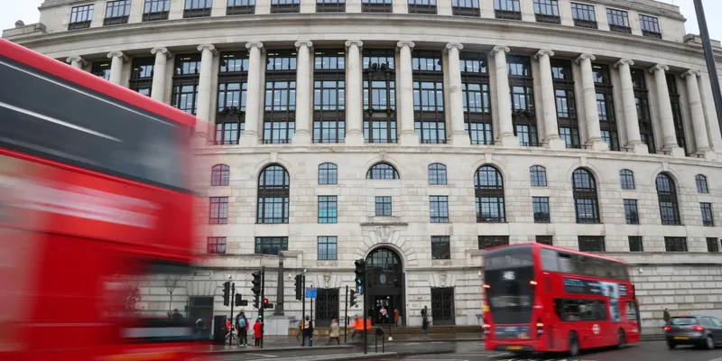 Economía británica recupera algo de crecimiento mientras Burnham se prepara para asumir el poder