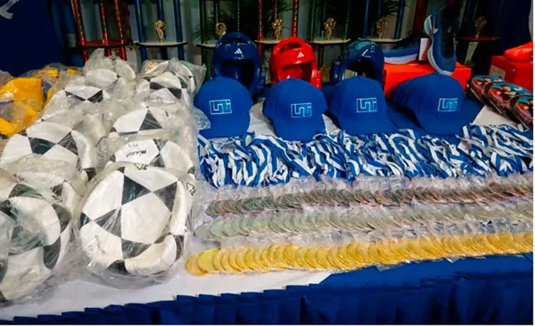 Recintos universitarios reciben material deportivo