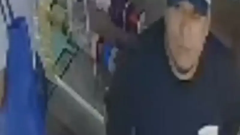 Sujeto roba celular a compradora en el Mercado Oriental y queda grabado