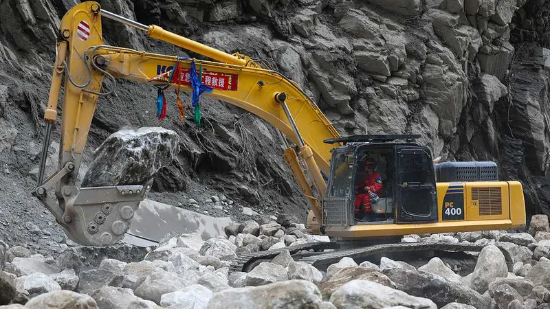 Comienza la rehabilitación de los tramos de las carreteras cortadas