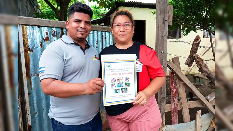Familias del barrio Monte Fresco en Managua reciben su título de propiedad