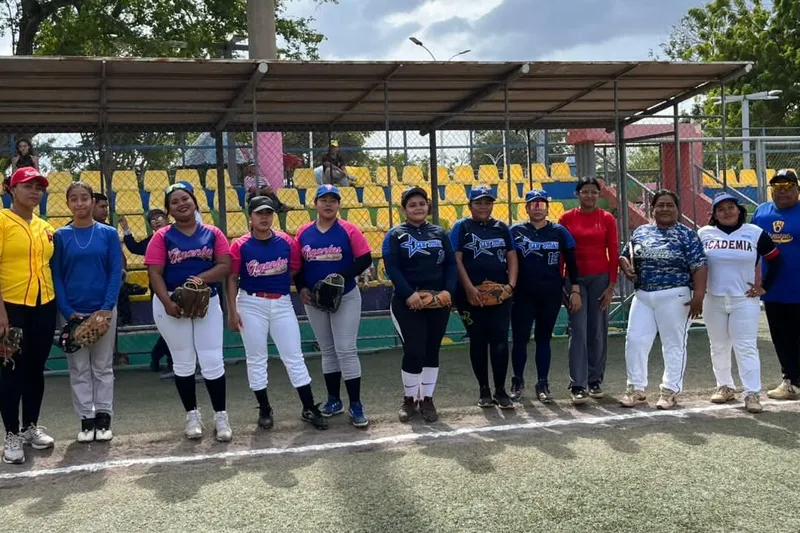 Liga de sóftbol femenino celebra a madres con torneo