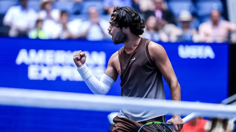 Alcaraz se lleva también el segundo set ante Safiullin