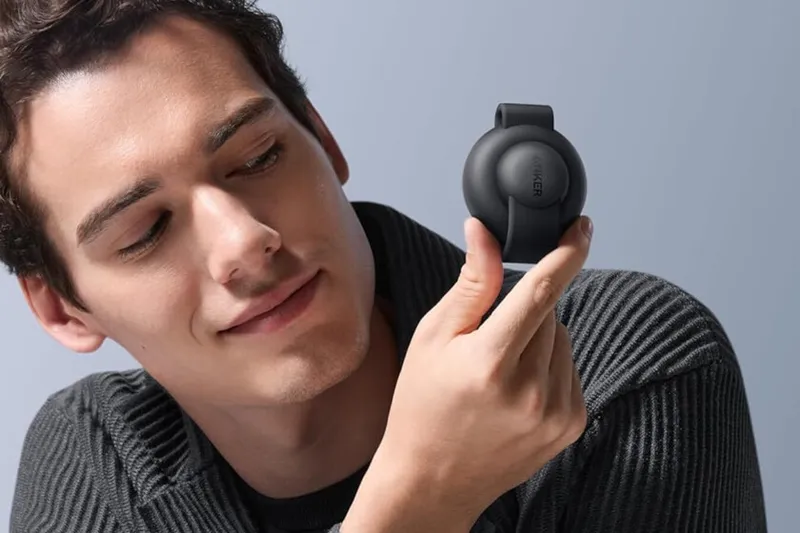 No más cables de viaje: así es el accesorio plegable de Anker para recargar un iPhone, unos AirPods y un Apple Watch