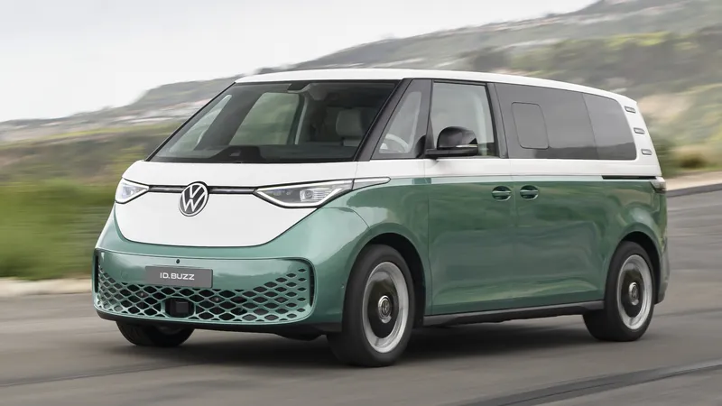 La propuesta duró poco pero, aunque suene raro, casi existió una Volkswagen ID. Buzz con motor de gasolina