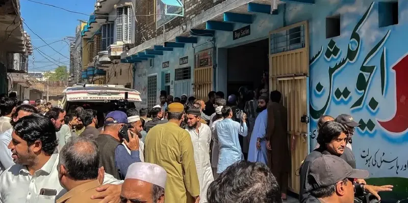 ¡Dolor en Pakistán! Techo de una escuela se desploma y deja 27 niños muertos