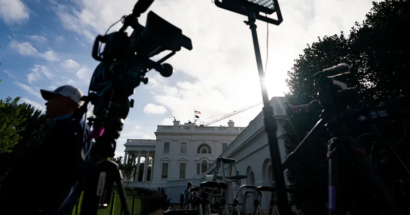 CNN, MS NOW y Politico piden a juez impedir que Trump vuelva a vetar a sus periodistas