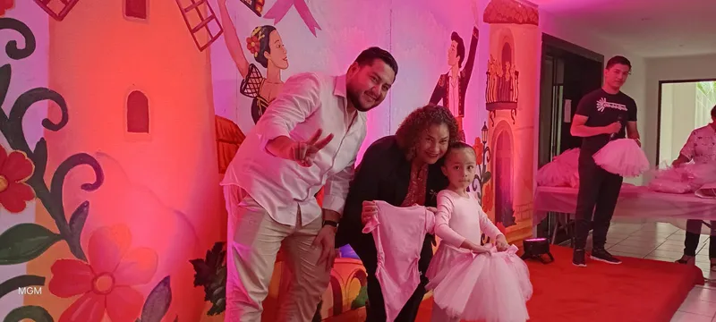 Entregan vestuarios a bailarinas de baby ballet en la Casa Otto de la Rocha