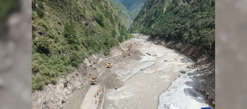 Rescatistas aceleran la reparación de carretera tras avalancha de lodo en Gyirong, China