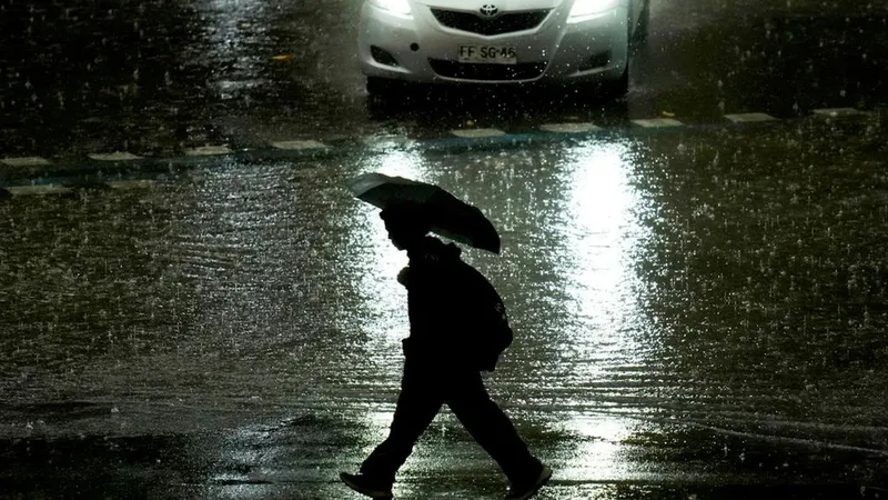 Declaran alerta roja en la capital chilena por tormenta eléctrica