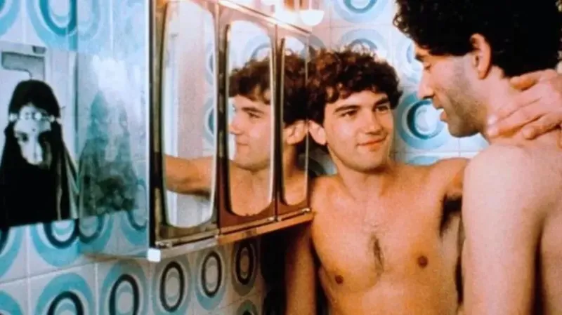 Hace 44 años causó gritos y polémica en su debut español. Ahora es uno de los actores internacionales más queridos del mundo, ¿le reconoces?