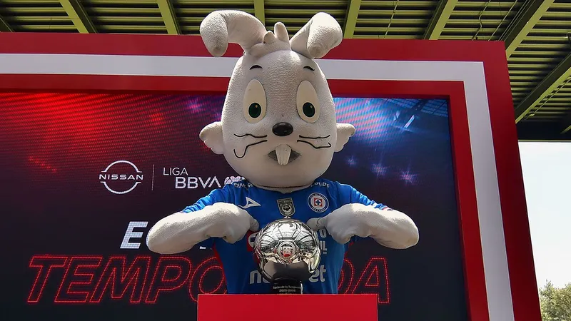 Esté balón que recibió el Cruz Azul significa 1 millón de dólares
