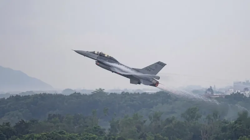 «No hace falta derribarlos, solo seguirles la pista»: así son los aviones F-16V que podrían cambiar el futuro