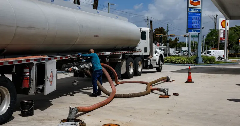 La gasolina en Estados Unidos baja de los US$4 por galón por primera vez desde marzo