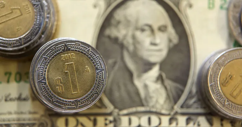 Peso mexicano inicia la semana con la mayor caída frente al dólar desde abril