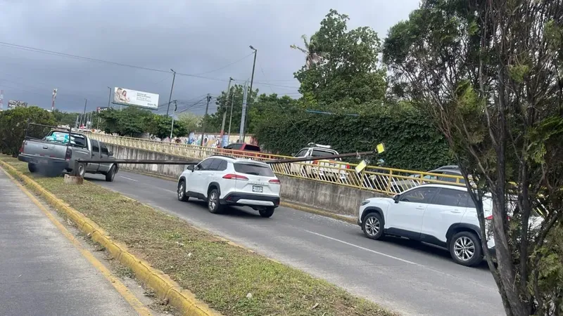 Fuertes vientos en Managua derriban poste sobre camioneta