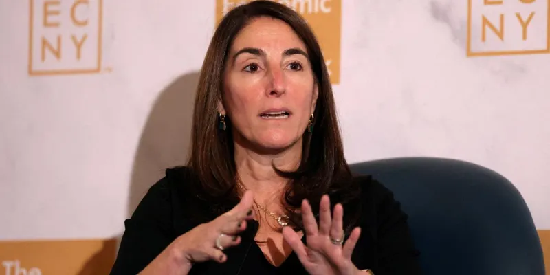 Presidenta de la Fed de Cleveland dice que es tiempo de subir las tasas de interés