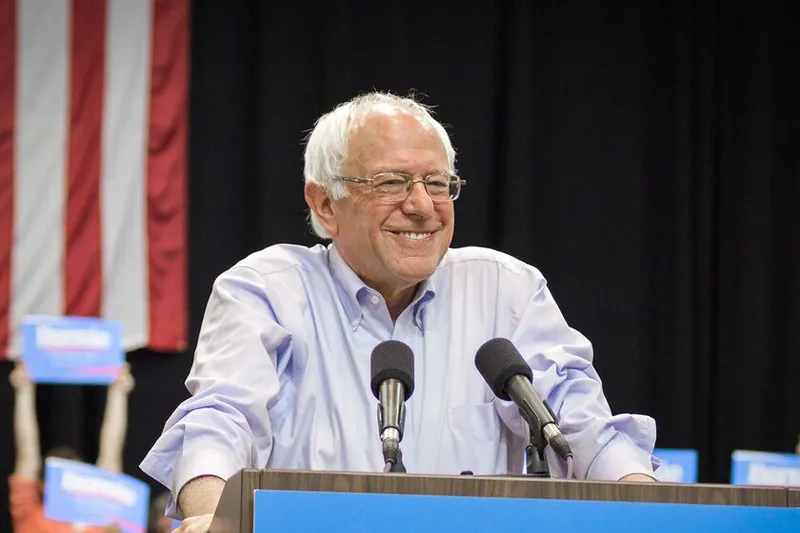 Bernie Sanders, senador estadounidense, sobre los recortes en XBOX: "Microsoft generó 101.000 millones de dólares en beneficios, y despide a 3.200 personas"