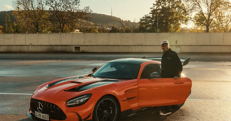 Lex Borrero, el colombiano que trabajó con J Balvin y Bad Bunny, ahora transforma la escena de los autos y relojes de lujo