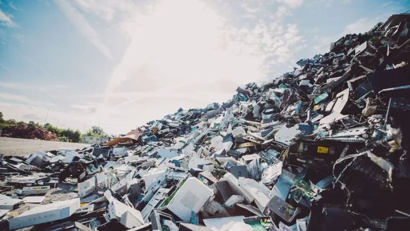 Un kilo de placas electrónicas desechadas contiene unos 270 gramos de cobre. Un equipo hizo que bacterias fabricaran el ácido para liberarlo y recuperó el 80% de lo disuelto, pero aún queda el paso difícil