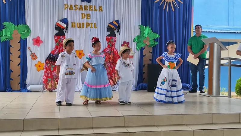 Colegio Otto de la Rocha promueve el amor a la patria con pasarela de huipiles tradicionales