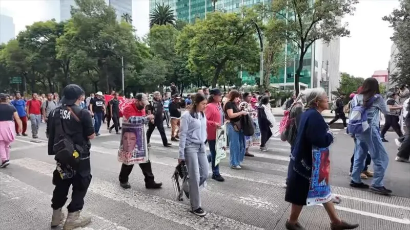 Marchan por estudiantes de Ayotzinapa a casi 12 años de su desaparición