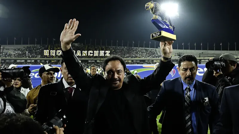 Hugo Sánchez congela el tiempo en Ciudad Universitaria con unas emotivas “bodas de oro”