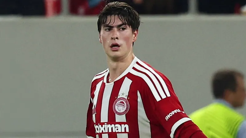 ¿Gol o autogol? Igual, 'Hormiga' González fue el héroe del Olympiacos