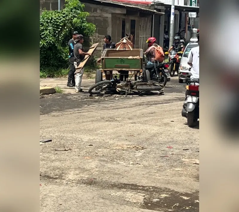 Carretón desbocado embiste a pareja motorizada en Jinotepe, Carazo