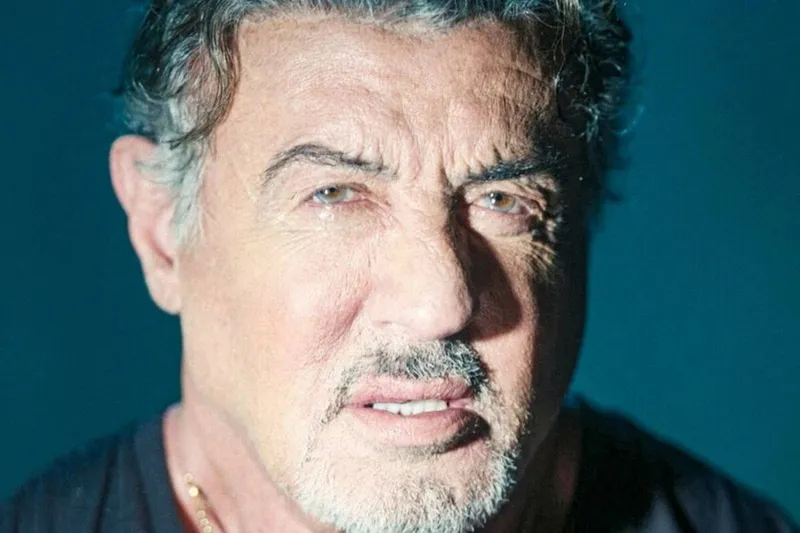 Sylvester Stallone: "Siempre he rechazado la frase envejece con dignidad. Cuanto mayor me hago, más busco abrazar a mi niño interior"