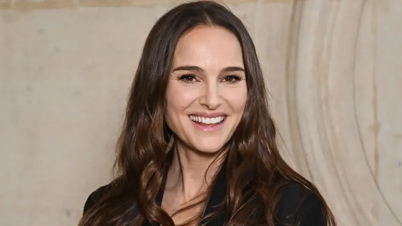 Natalie Portman reaparece radiante con su bebé tras dar a luz a sus 45 años