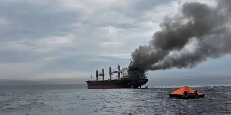 Irán reporta explosión e incendio de un tercer superpetrolero en el estrecho de Ormuz