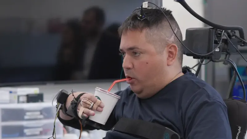 Hombre paralizado vuelve a mover sus manos tras innovador implante cerebral con IA