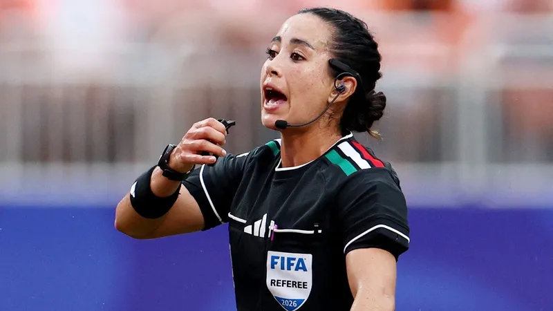 ¡Y con adornos tricolor! Katia Itzel García pita en el Mundial y hace historia