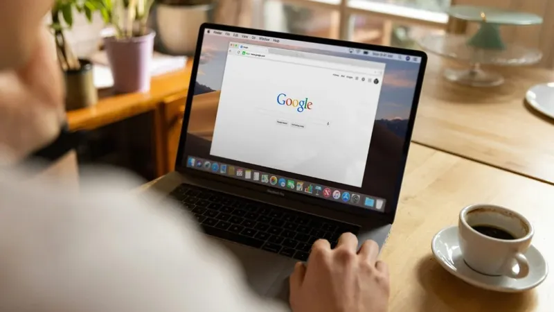 La IA de Google acusó a un médico de un delito que cometió otra persona. Un tribunal alemán decidió que esas respuestas son responsabilidad de Google