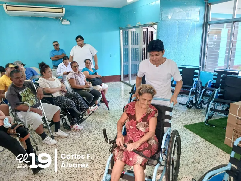 Gobierno Sandinista entrega sillas de ruedas a protagonistas del programa Todos con Voz