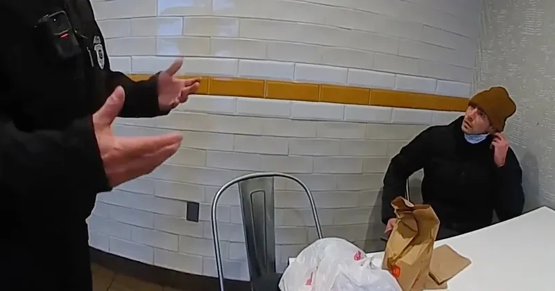 Juez permite como prueba el arma y el cuaderno hallados en la mochila de Mangione