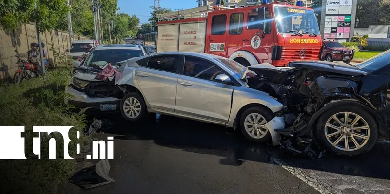 Triple colisión en Managua deja tres lesionados y cuantiosos daños materiales