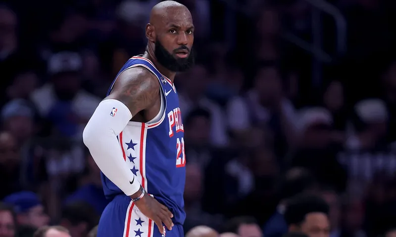 LeBron James, criticado por practicar su swing de golf durante el himno nacional