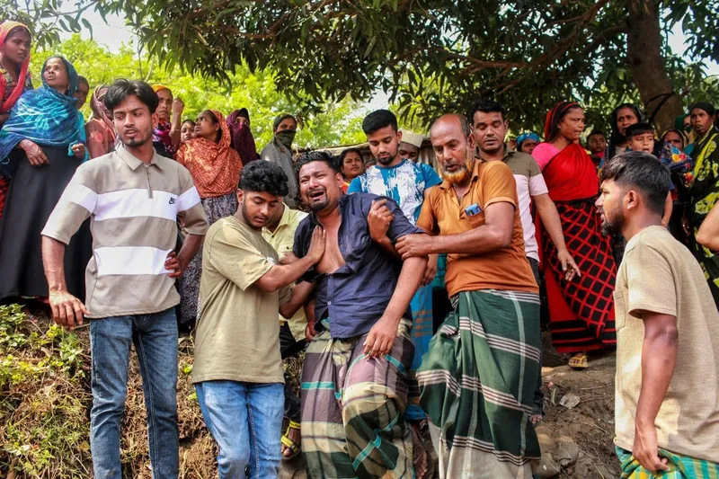 Al menos 15 muertos tras volcarse un camión en Bangladesh